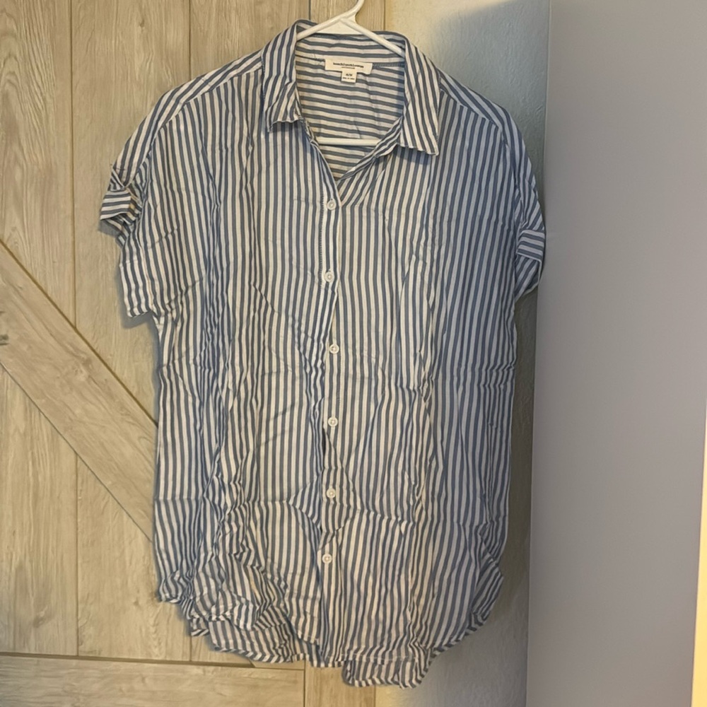 Blue and white striped button down short sleeve top size medium beachlunchlounge